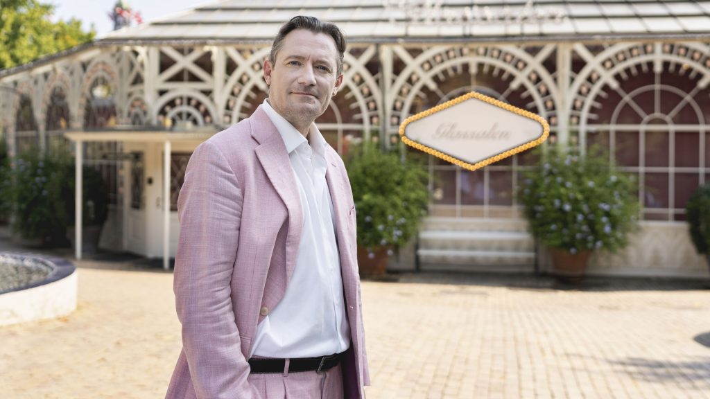 Fra tv til Tivoli: Hr. Weyse indtager Glassalen med Toner fra Badehotellet