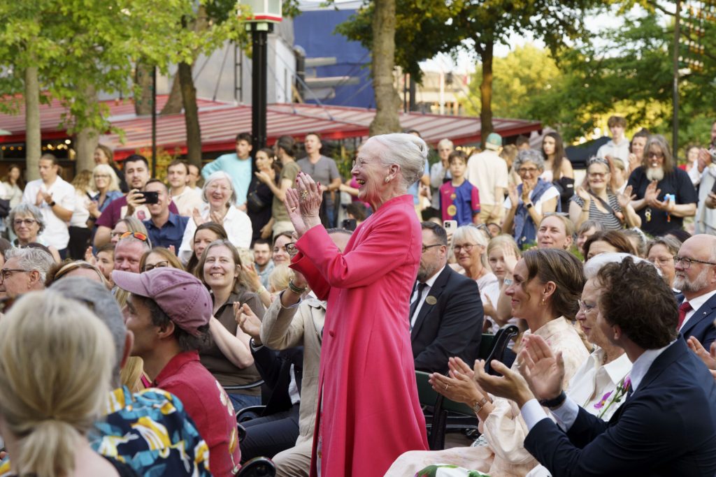 Begejstret dronning Margrethe: Rejser sig op for at klappe