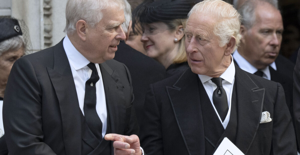 Kong Charles siger stop: Prins Andrew mister sit hjem