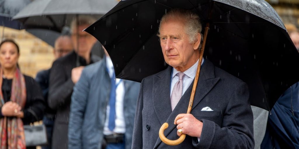 Kong Charles i chok: Udsender melding efter blodigt angreb