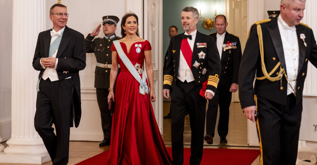 Kongen glemte protokollen: Hilste med stort smil og kram