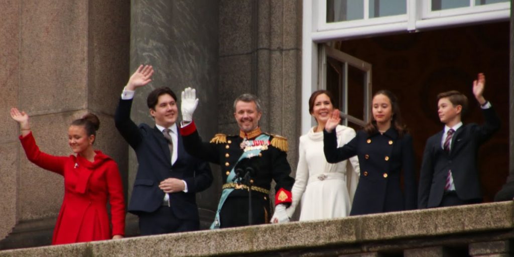 Kaos under tronskifte: Politiet måtte tilkaldes