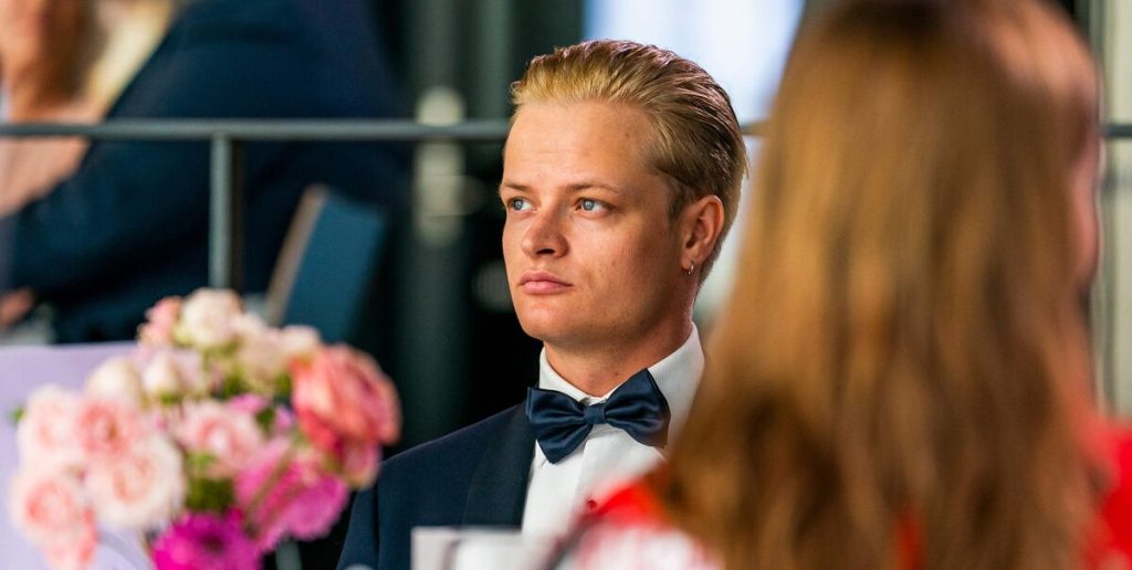 Midt i den voldsomme sag: ‘Papprinsen’ er flygtet ud af landet