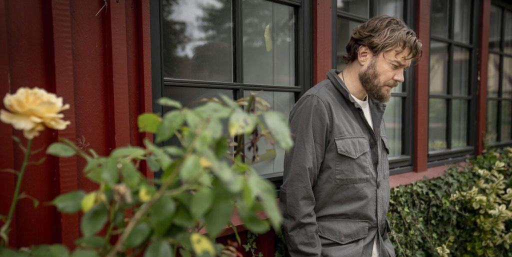 Anklaget for dyremishandling: Nu bryder Pilou Asbæk tavsheden