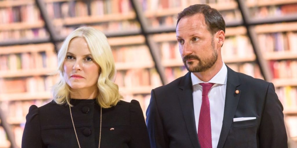 Midt i familiekrise: Kronprins Haakon er hastet ud af landet