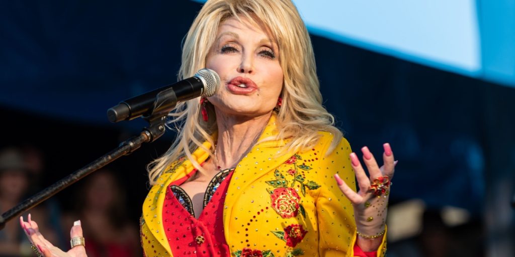Dolly parton bryder tavsheden: “Jeg er ikke klar til at dø endnu”