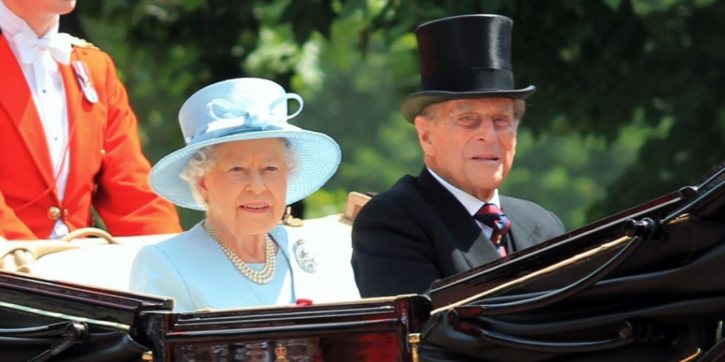 Prins Philip hviskede fire brutale ord til Dronningen ved Harry og Meghans bryllup