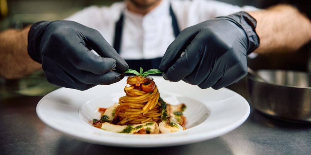 Kendis-kok død: Tragedie under storslået fødselsdagsfest