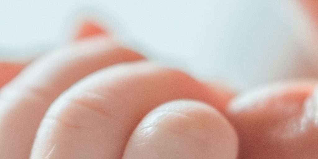 Deler glædelig nyhed: Venter barn igen