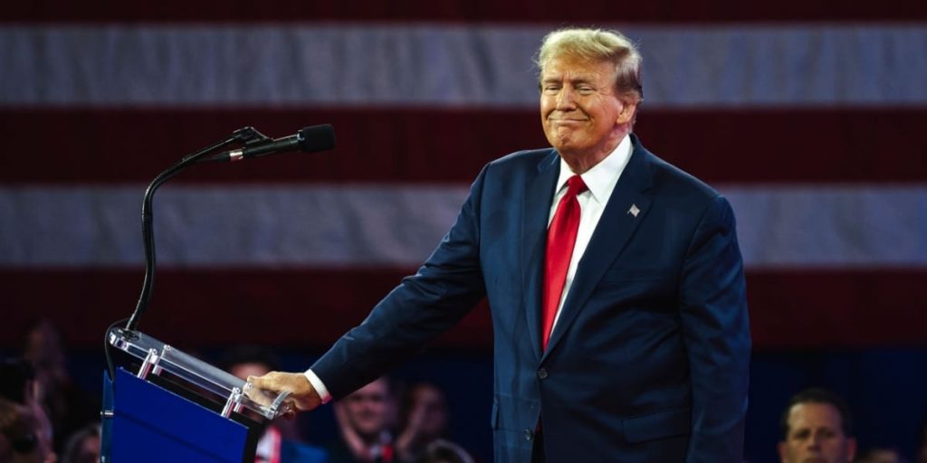 Donald Trump chokerer: ‘Kan den mand gøre noget normalt?’