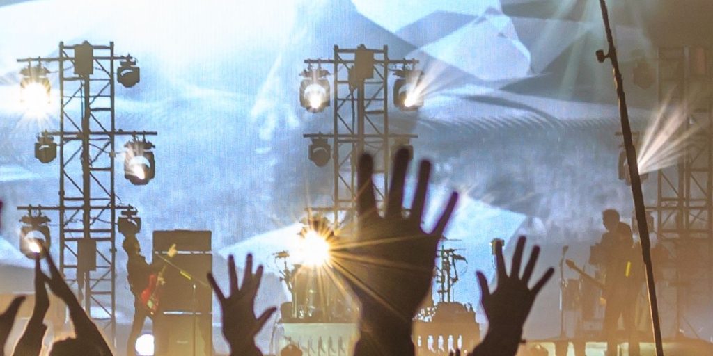 Post Malone chokerer: Styrter af scenen under koncert