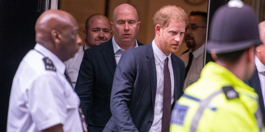 Drama under retssagen: Prins Harry eskorteret ud