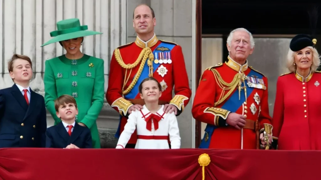 Familien er samlet til jul – pånær én: Derfor er dronning Camillas søn ikke med