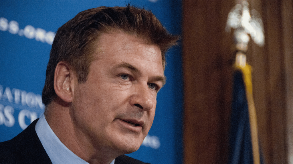 Alec Baldwin: Gør grin med dramatisk ulykke