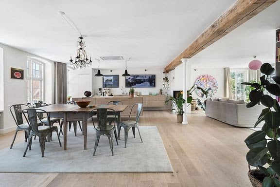 Pilou Asbæk har sat lejligheden til salg: Se den her