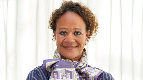 Spritny komedie på vej fra Hella Joof: Baseret på populær roman