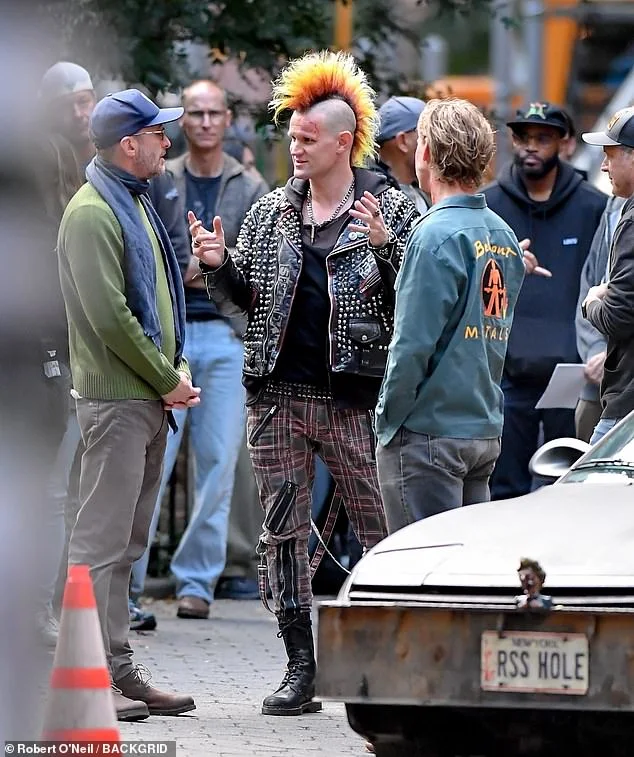 The pair were seen discussing their scene as cast ands crew members gathered around