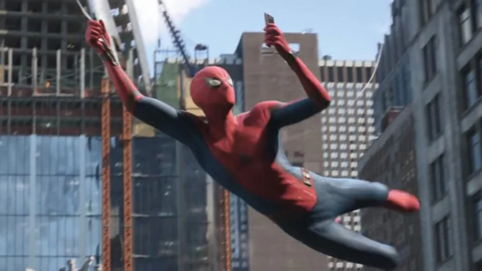 Billedresultat for spider-man far from home swinging