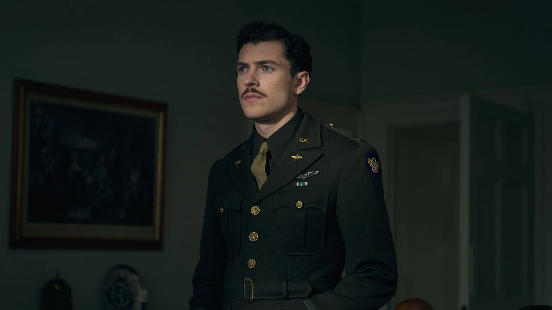 Nate Mann as Robert "Rosie" Rosenthal posing for a photo.